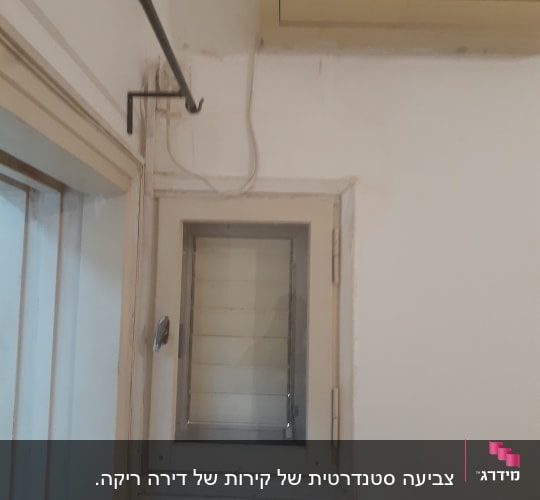 קיר עם מזגן וחלון קטן